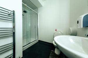 uma casa de banho com um lavatório, um chuveiro e um WC. em CHEERZ Apartments em Aberdeen