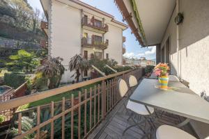 een balkon met een tafel en stoelen en een gebouw bij CASA ISABELLA Relax con Piscina in Rapallo