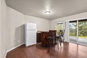Una cocina con refrigerador y una mesa y sillas. en The Pacific City Perch, en Pacific City