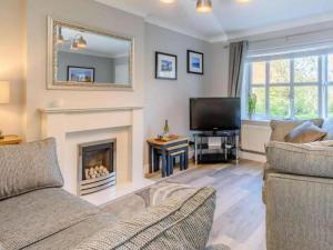 sala de estar con chimenea y TV en Stunning 2-Bed House in Walkington near Beverley, en Beverley