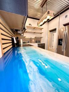 une grande piscine d'eau bleue dans un bâtiment dans l'établissement Livin Right Sail Loft: pickleball, basketball, close 2 the fun!, à Fort Walton Beach