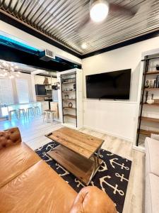 un salon avec un canapé et une table dans l'établissement Livin Right Sail Loft: pickleball, basketball, close 2 the fun!, à Fort Walton Beach 10 autres photos