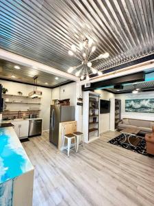 une grande pièce avec une cuisine et un plafond dans l'établissement Livin Right Sail Loft: pickleball, basketball, close 2 the fun!, à Fort Walton Beach