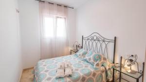 トロクスにあるVilla Paraiso Torrox by Ruralidaysのベッドルーム1室(靴2本付) +16枚の写真