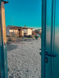 una puerta de tren con vistas a una casa en Palmaradise, en El Palmar