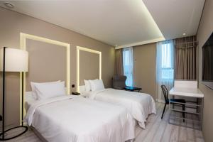 Tempat tidur dalam kamar di Hotel The Designers LYJ Gangnam Premier