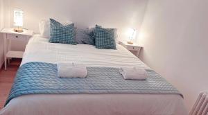 een groot bed met twee handdoeken erop bij DH Apartamento Turistico in Cangas de Onís