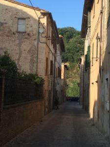 un callejón en un casco antiguo con edificios en Apartment Luzi, en Urbania