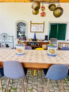 a wooden table with chairs and a dining room at Zion Jardim Monsanto in Monsanto