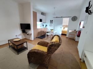 ein Wohnzimmer mit einem Sofa und einem Tisch in der Unterkunft Vila Nova Guest House in Mértola