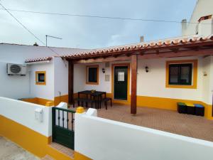 een balkon van een huis met een tafel bij Vila Nova Guest House in Mértola