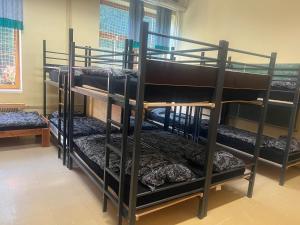 eine Gruppe Etagenbetten in einem Zimmer in der Unterkunft Hostel Črjanski raj in Črna na Koroškem