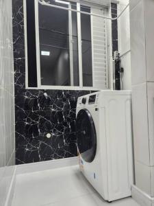 Lindo Ap Remodelado,Cuadra Mar, en la Mejor zona de BC في باليريو كامبوريو: وجود غسالة في الحمام مع وجود نافذة