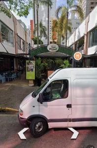 Lindo Ap Remodelado,Cuadra Mar, en la Mejor zona de BC في باليريو كامبوريو: شاحنة بيضاء متوقفة في أحد شوارع المدينة