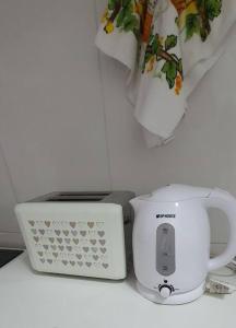 Lindo Ap Remodelado,Cuadra Mar, en la Mejor zona de BC في باليريو كامبوريو: طاولة عليها صانع قهوة و كوب