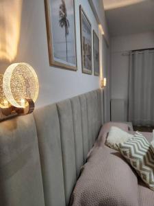 Lindo Ap Remodelado,Cuadra Mar, en la Mejor zona de BC في باليريو كامبوريو: غرفة معيشة مع أريكة ومصباح