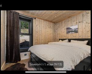 Postel nebo postele na pokoji v ubytování Flott moderne hytte i Holterdalen, 4 soverom, 2 bad, Jacuzzi, garasje