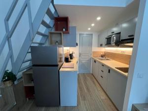 uma cozinha com um frigorífico e uma escada em Oasis em Corbeil-Essonnes