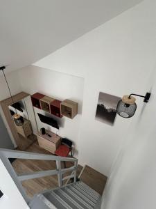 um quarto com uma escada e caixas na parede em Oasis em Corbeil-Essonnes