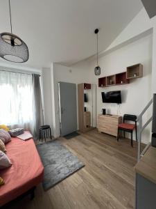 um quarto com uma cama e uma sala de estar em Oasis em Corbeil-Essonnes