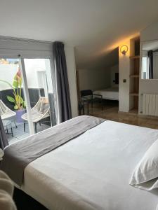 1 dormitorio con 1 cama grande y balcón en Abril Nerja, en Nerja