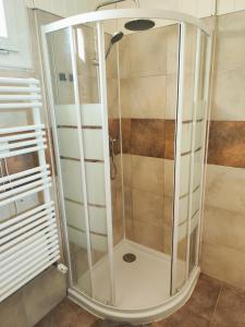 una ducha con puerta de cristal en un baño en Le PATIO GARONNE maison 6 personnes, climatisé, Netflix, en Portet-sur-Garonne 36 fotos más