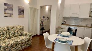 sala de estar con sofá, mesa y sillas en Mary Shelley - elegant 2 bedrooms with balcony en La Spezia