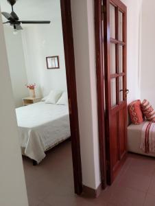 um quarto com uma cama e uma porta aberta em Mi Rincón bonito em Salta