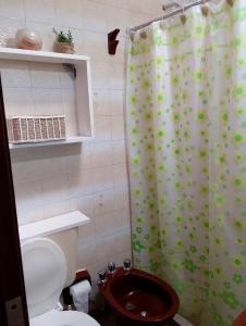 uma casa de banho com um WC e uma cortina de chuveiro em Mi Rincón bonito em Salta