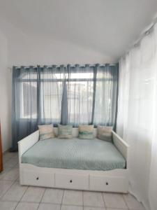 uma cama num quarto com uma janela em Sueño caribeño em La Laguna