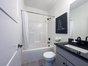 Bilik mandi di Majesty - Work Friendly & Near Downtown +22 gambar