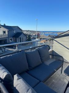 un divano sul tetto di una casa di Eksluzywny apartament w zaciszu a Kristiansund