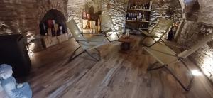 einen Blick über ein Zimmer mit 2 Stühlen und einem Kamin in der Unterkunft Casa Pulci in Grinzane Cavour