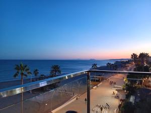 uma varanda com vista para a praia e para o oceano em Alojamiento Iberia Playa em Estepona