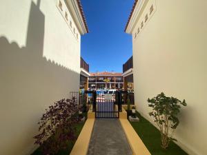 een hal van een gebouw met een poort en planten bij MONTE CARRERA Sunrise & Sunset in Mogán