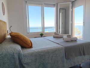 um quarto com uma cama com duas toalhas em Alojamiento Iberia Playa em Estepona