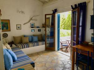 un soggiorno con divano e tavolo di Sea View Apartment in the Greek Nature a Gouviá