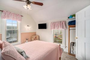 um quarto com uma cama e duas janelas em Waters View Inn em South Haven