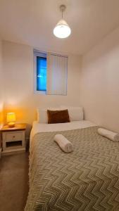 una camera con letto, tavolo e finestra di Towergate Apartment 13 a Buckinghamshire