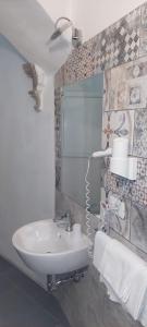 y baño con lavabo y espejo. en Hotel Medici, en Florencia