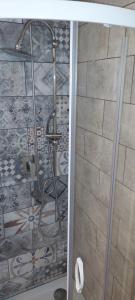 um chuveiro com uma porta de vidro na casa de banho em Hotel Medici em Florença