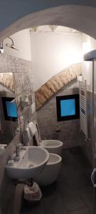 bagno con 2 lavandini e 2 servizi igienici di Hotel Medici a Firenze