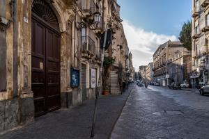 una strada vuota in una città con edifici di BELLINIKATANESUITE a Catania