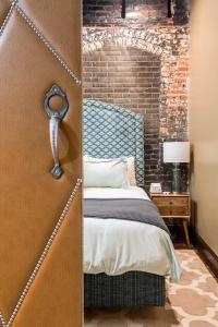 En eller flere senge i et værelse på 80 LEX 202 Iconic Downtown Location