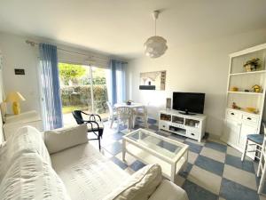 サン・ジル・クロワ・ド・ヴィにあるL'Esterelleの白いソファとテーブルのあるリビングルーム