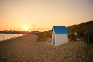 サン・ジル・クロワ・ド・ヴィにあるL'Esterelleの夕日のビーチにある小さな小屋