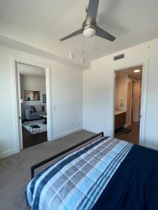 a bedroom with a bed with a ceiling fan at Midtown High Rise Escape in Houston