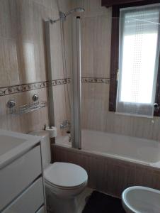 Koupelna v ubytování Apartamento Noja Beach + 16 fotografií