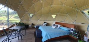 Habitación con cama en una tienda grande en Ararat Eco Farm, en Coto Brus