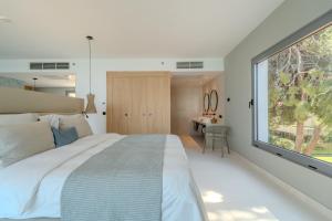 ein Schlafzimmer mit großem Bett und Fenster in der Unterkunft Blu Mare Hotel in Novigrad Istria